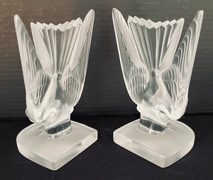 lot 58 image: Pair of Lalique Hirondelle Bird Bookends