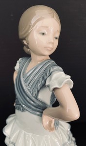 lot 61 image: Lladro Gipsy Girl Sculpture