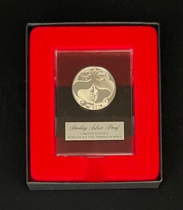 lot 62 image: Vintage Sterling Silver Jewish Holiday Franklin Mint Medallion Festival of Lights