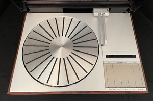 lot 67 image: Vintage Bang & Olufsen Turntable