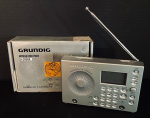 lot 112 image: Grundig World Receiver G-2000A with Manual