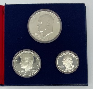 lot 128 image: United State Bicentennial Silver Proof Set with Box and Certificate