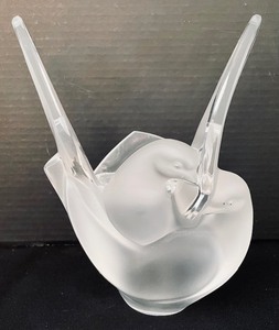 lot 130 image: Lalique Sylvie Dove Vase