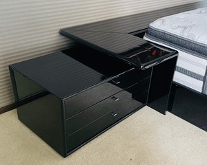 lot 170 image: Contemporary Black Lacquer Saporiti Flybed Bedroom Series Queen Bed with 2 Matching Night Stands