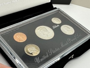 lot 98 image: 1993 United States Mint Premier Silver Proof Coin Set