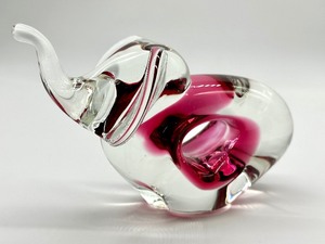lot 253 image: Lovely Art Glass Elephant Figurine