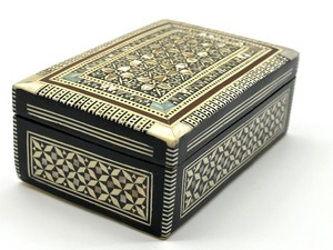 lot 251 image: Lovely Mother of Pearl Inlaid Dresser Box