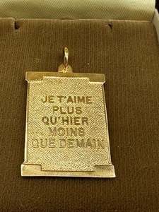 lot 283 image: 14k Pendant Je Taime Plus QuHier Moins Demain