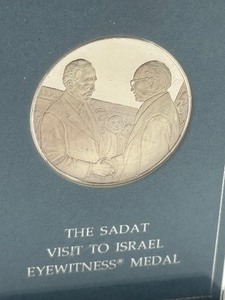 lot 309 image: Franklin Mint The Sadat Visit to Israel Eyewitness Medal - Sterling Silver
