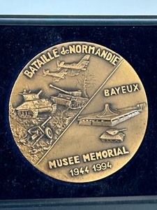 lot 306 image: Vintage Bataille de Normandie Musee Memorial Medallion