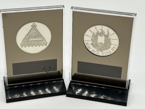 lot 301 image: Two Vintage 1973 and 1978 Franklin Mint Holiday Sterling Silver Medals