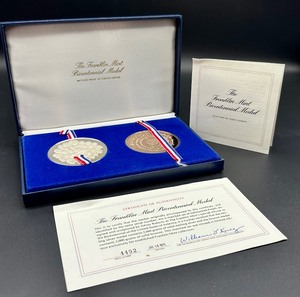 lot 380 image: Franklin Mint Bicentennial Sterling Silver Medal