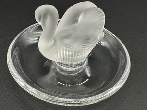 lot 146 image: Lalique Crystal Swan Ring Holder