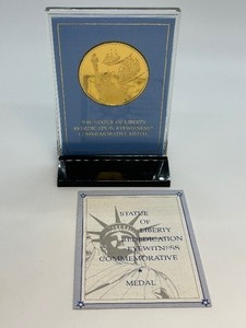 lot 411 image: Franklin Mint The Statue of Liberty Rededication Eyewitness Commemorative 24k on Sterling Medal