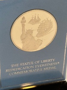 lot 429 image: Franklin Mint Statue of Liberty Rededication Eyewitness Commemorative Sterling Silver Medal