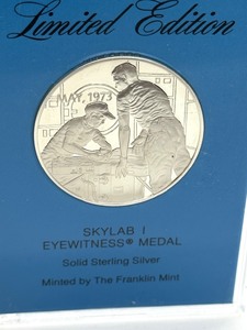 lot 425 image: Franklin Mint Sterling Silver Skylab I Eyewitness Medal