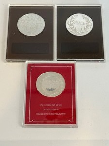 lot 422 image: Three Franklin Mint Sterling Silver Holiday Medals