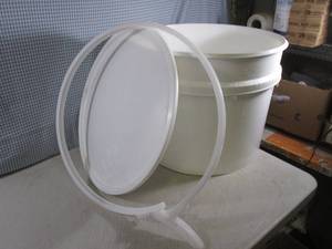lot 18 image: (A-4T) 20 Gallon Container with Lid...