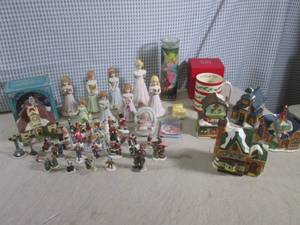 lot 36 image: (F-1) Assorted Small Knick Knacks E...