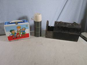 lot 77 image: (BS) Vintage Metal Lunch Boxes and ...