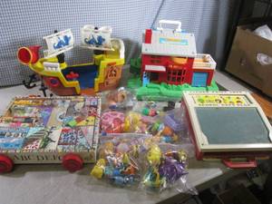 lot 84 image: (D-1T) Assorted Vintage Fisher-Pric...
