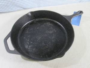 lot 231 image: (FS) 12 Utopia Kitchen Cast Iron P...