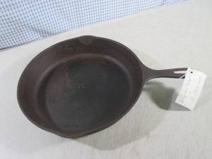lot 280 image: (FS) Wagner Ware 10 Cast Iron Pan...