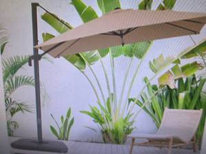 8.2 FT Square Cantilever Patio Umbr...