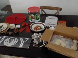 lot 2 image: Frozen Christmas Candy, Christmas D...