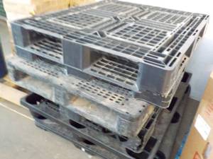 lot 101 image: 4 Plastic Pallets...
