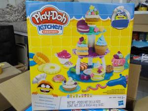 lot 145 image: 4 Play Doh Kitchen Creations...