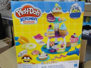lot 146 image: 4 Play Doh Kitchen Creations...