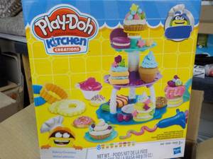 lot 147 image: 4 Play Doh Kitchen Creations...