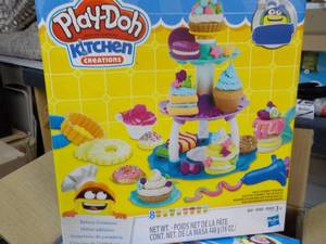 lot 148 image: 4 Play Doh Kitchen Creations...