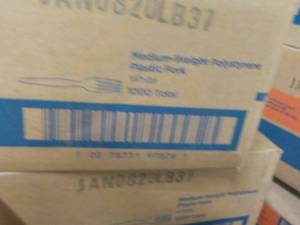 lot 322 image: 1000 White Medium Weight Plastic Fo...