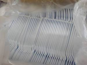 lot 324 image: 1000 White Medium Weight Plastic Sp...