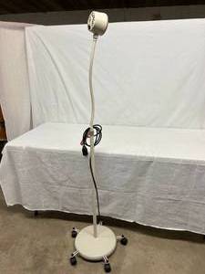 lot 50 image: Midmark Ritter 250-002 Gooseneck LED Exam Light on Wheels - Great Working Condition