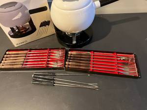 lot 23 image: Roshco Fondue Set with Extra Forks (New in Package)
