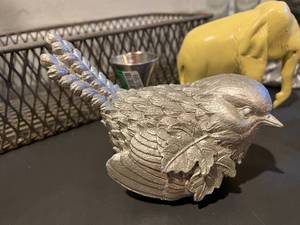lot 43 image: Animal and Home Decor Lot