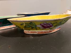 lot 46 image: 4-Piece Colorful Bowl and 2 Mug Lot