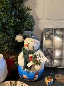 lot 68 image: Hosting Christmas Decor Lot