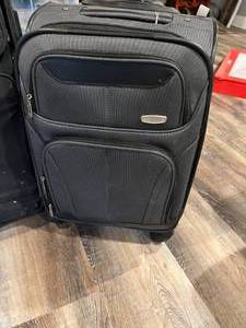 lot 66 image: Lot of 4 Suitcases
