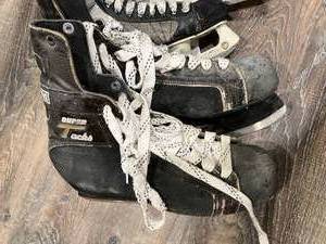 lot 129 image: Lot of 2 Hockey Skates