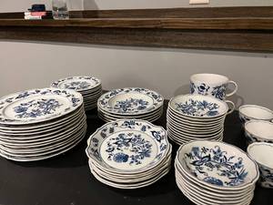 lot 141 image: Blue Danube Blue and White Floral Dish Set