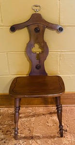 lot 122 image: Vintage Valet Chair