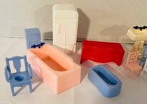 lot 141 image: Vintage Plastic Doll House Furniture