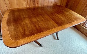 lot 13 image: Gorgeous Vintage Dining Room Table - Vintage Sheraton Styling Dining Room Table