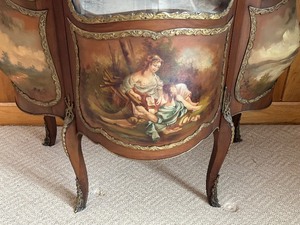 lot 1 image: Antique Vitrine Curio Cabinet