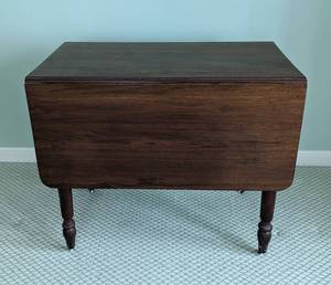 lot 55 image: Beautiful Drop Leaf Dining Table - Cherry Solids