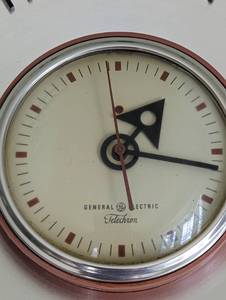 lot 70 image: Vintage GE Telechron Electric Wall Clock